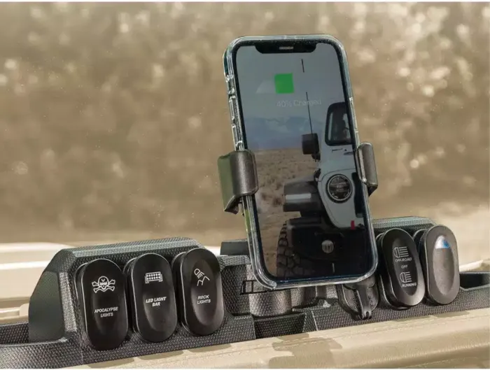 Rugged Ridge - Botonera con montaje para telefono celular Rugged Ridge para Wrangler JL / Gladiator 18-25 (2 y 4 puertas)
