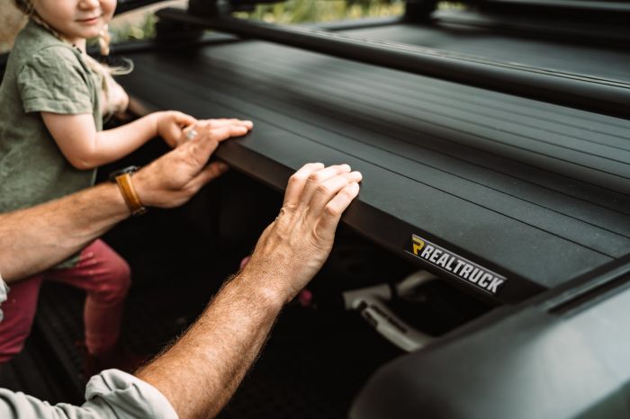 Realtruck - Tapa retractil Manual EVOm de 5.10' para Silverado 1500 19 - 24