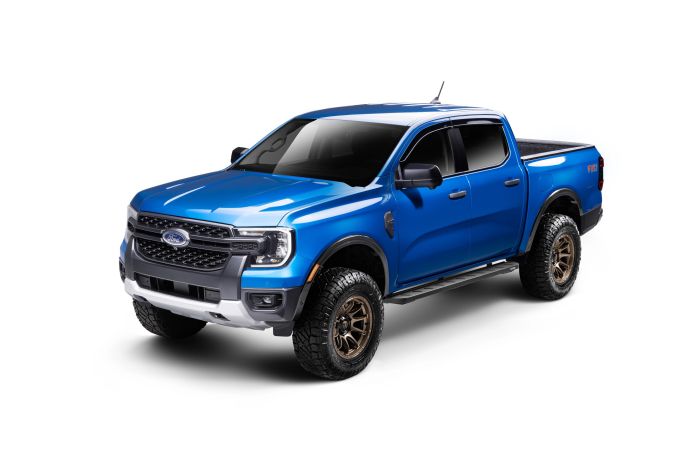 Realtruck - Estribos RB10 Ngo Text de 68" para Land Cruiser / GX 550 24 - 25