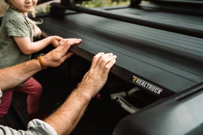 Realtruck - Tapa retractil Manual EVOm de 5.10' para Silverado 1500 19 - 24 - Image 1