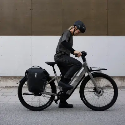 Thule - Alforjas Thule Shield Pannier color Negro de 22L con sistema InLock - Image 6
